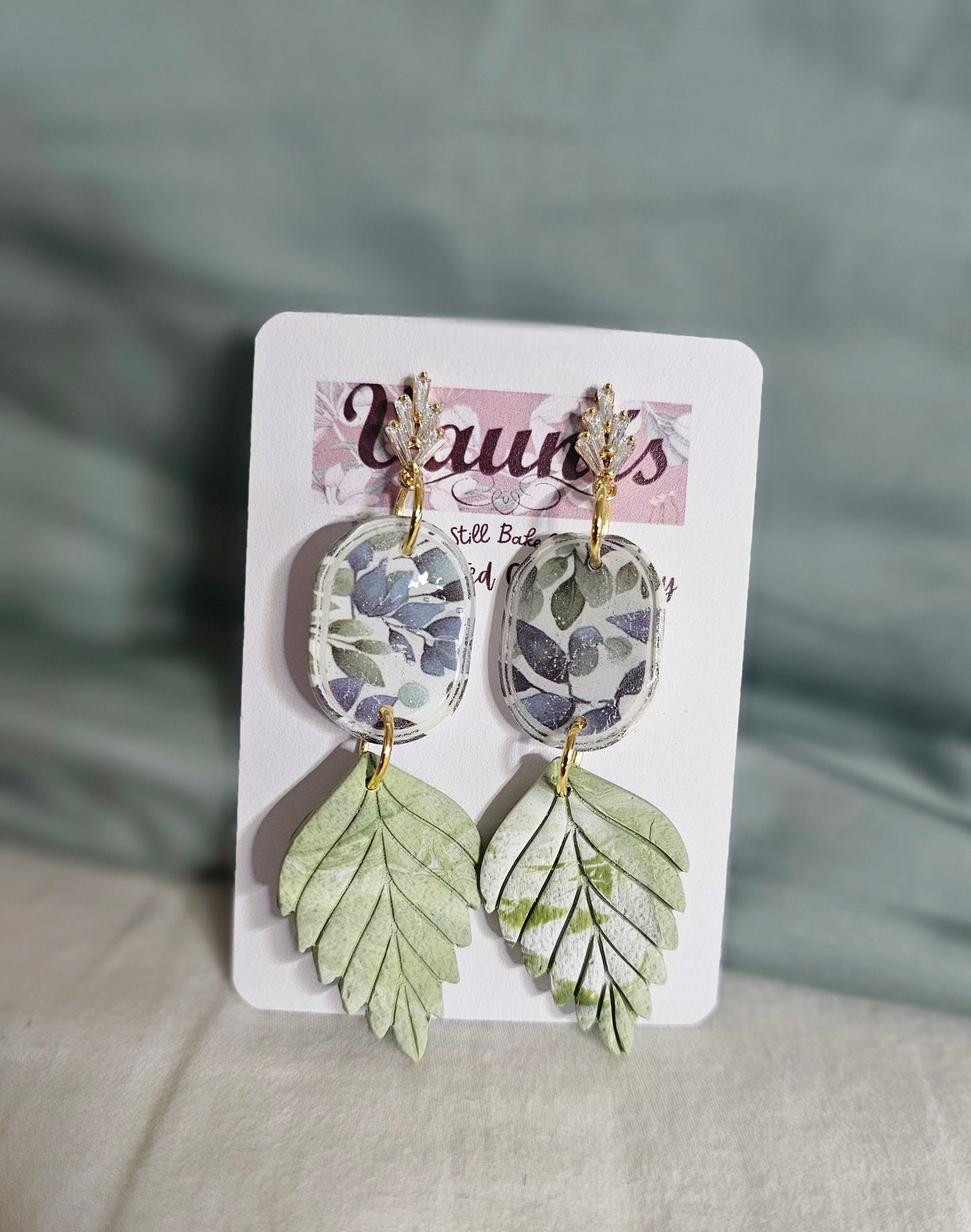 Elegant transfer leaf with gold cubic zirconia